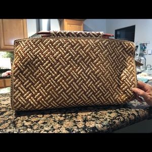 Stylish tote bag with wooden handles